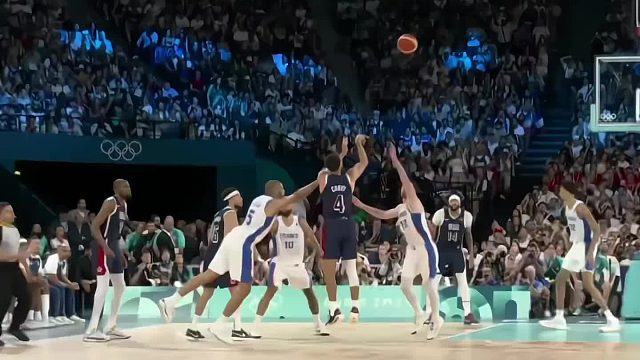 库里无视文班亚马那修长手臂干扰，稳稳投进三分，尽显超强远投实力