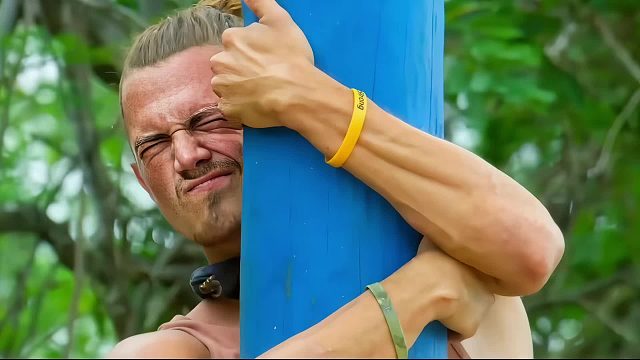 极限耐力挑战赛，只要抱着木桩不掉下，5万美刀就能抱回家