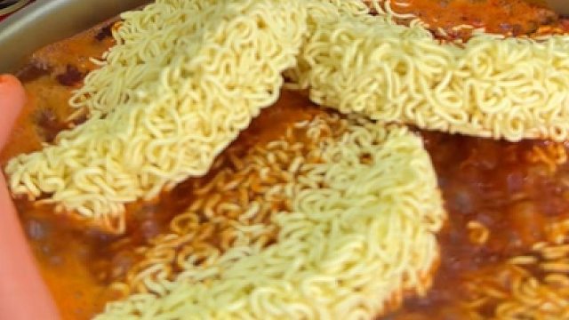 晚上饿了，来碗小泡面吧，吃完超满足，特别舒坦。