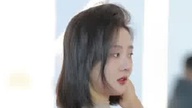 阳光撒在你身上我正好看向你