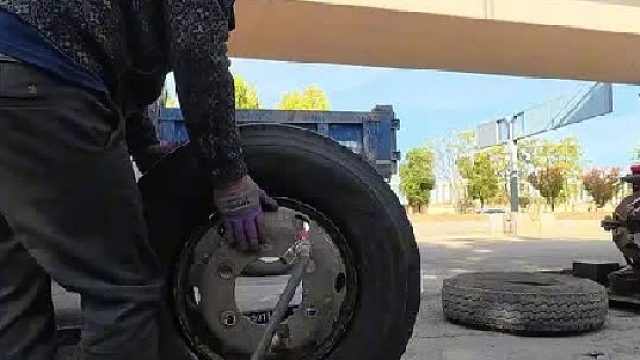 工地等着开工轮胎坏了，都等着我补胎