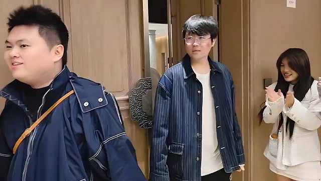 AJ真的是有牌面，生日宴都是电竞的大佬，观众：芋头坐你旁边？