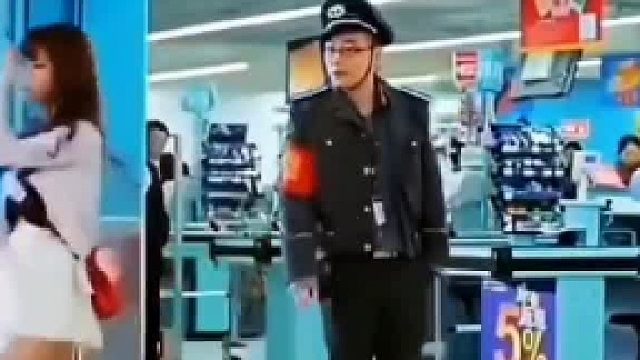 大姐非要搜身，保安给懵了