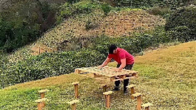 男子用废旧木托盘建造出一座凉亭，果然是高手在民间啊