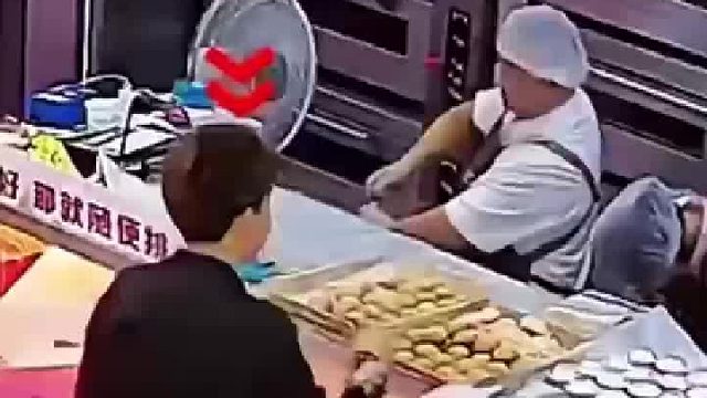 烘焙店老板尝了一下自家月饼