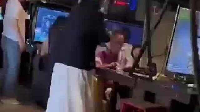 老父亲退休后去网吧打游戏