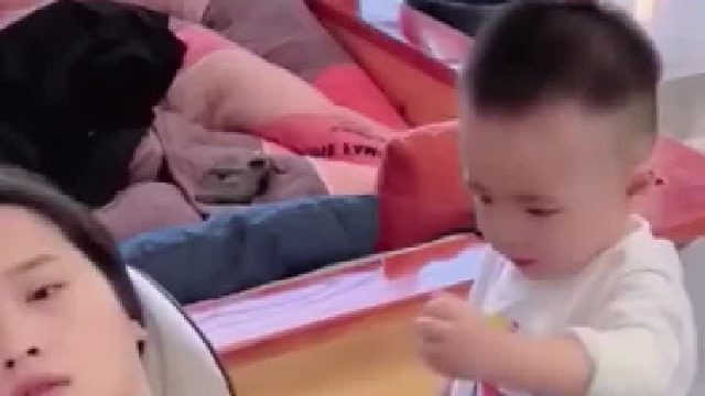 萌娃吃蛋糕神操作，惊呆老母亲！萌娃：这饭碗我不能丢