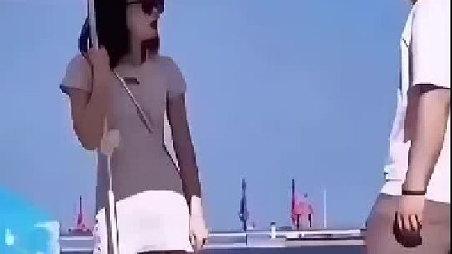 女子在沙滩上插太阳伞，被男子阻拦，女子怒怼回去真爽快