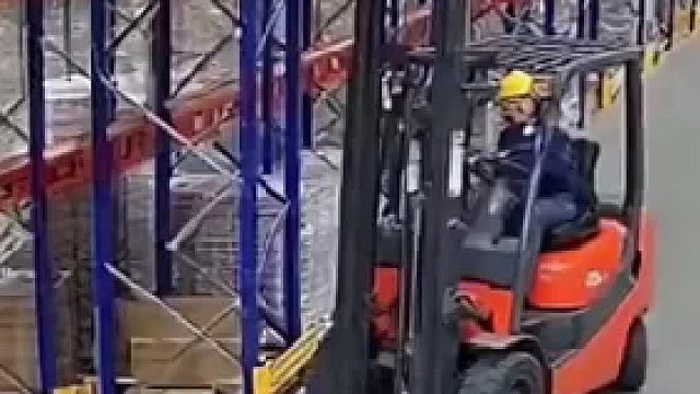 忙碌的仓库日常，叉车司机辛勤工作