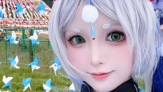 路过了一片蓝色的风车