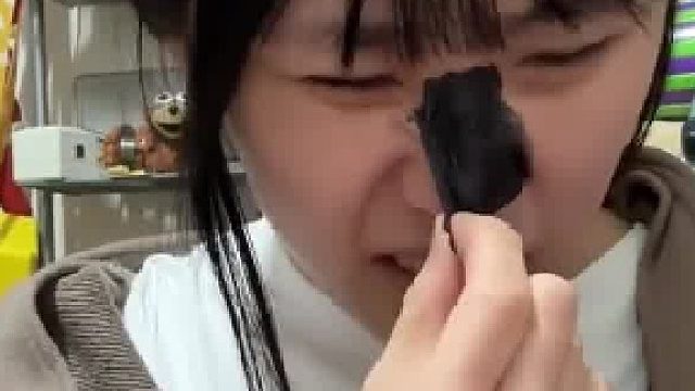 男生拿女友的去黑头膏