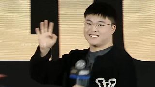 水晶哥強(qiáng)烈建議uzi自己辦一個(gè)LPL戰(zhàn)隊(duì)： 他既可以當(dāng)老板又可以當(dāng)選手，實(shí)在不行的時(shí)候我還可以上