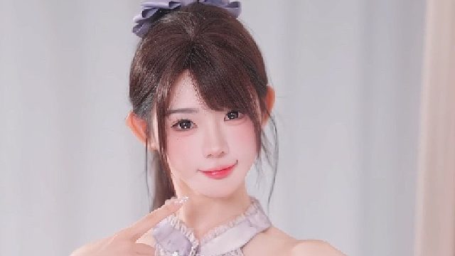 时序更迭，秋尽冬临，月色清冷若拂面微风。