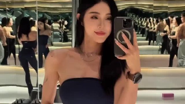 大哥说，小姑娘瘦瘦的背还挺大