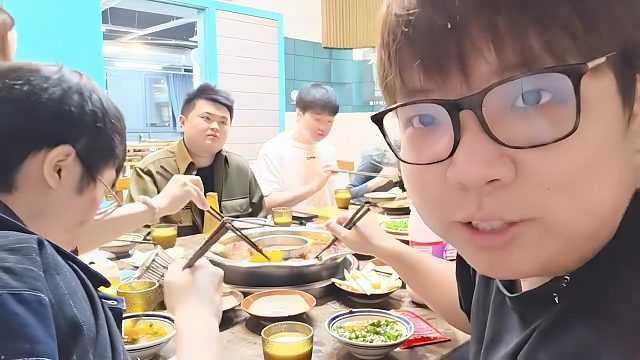 AJ和姿态等人聚餐，结果AJ直接自爆，观众：芋头呢