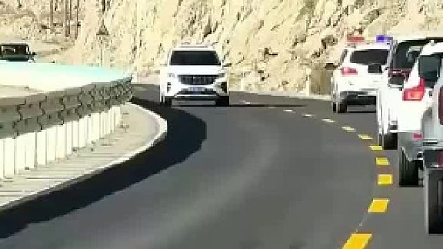 国道上是单行道，有辆车走逆行车道超车，结果警车不让！