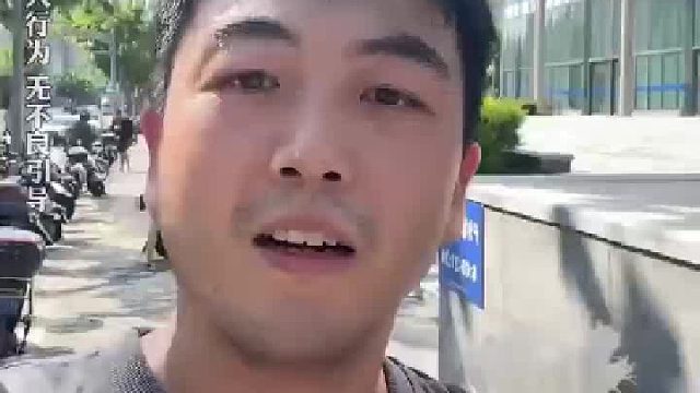 男子捡到一个旧的羽毛球 发现太好打了