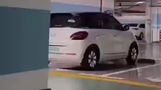 停车场突然看到这一幕 血压瞬间飙升