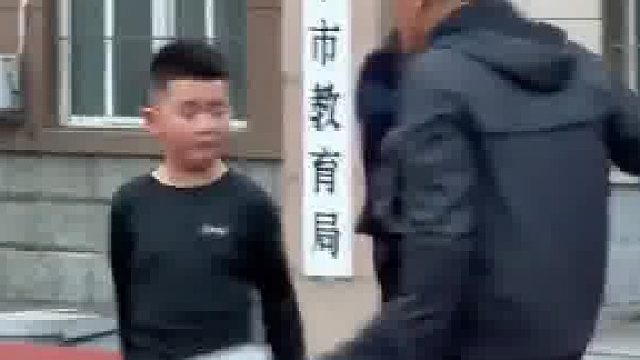 小孩一分五十的水平，硬是跑了四分钟 被老师训斥