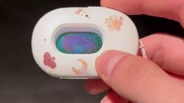 小女孩住酒店，发现摄像头。这个东西管用吗？