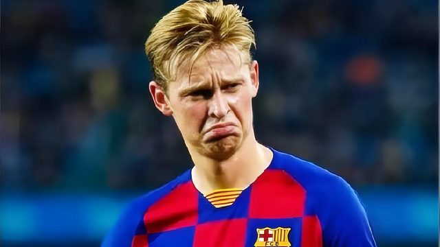 双标判罚？德容被判踩踏两黄变一红，遭拉拽3秒不给牌！