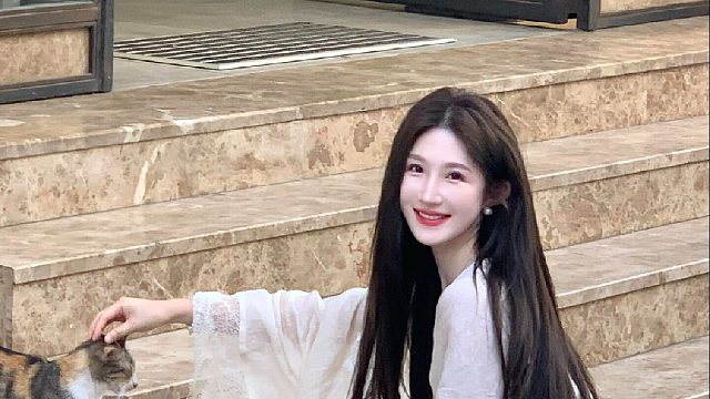 她无拘无束，因而尽显洒脱与动人风采。