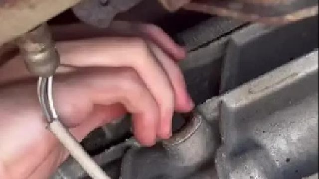 更换手动变速箱油 加油口也叫溢流口，加到流出来就够了