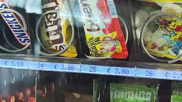 机场逛逛零食柜，白拿巧克力