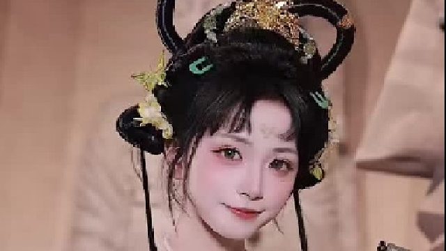 你凭栏而待，眉目自成诗三百，鬓如春风裁。