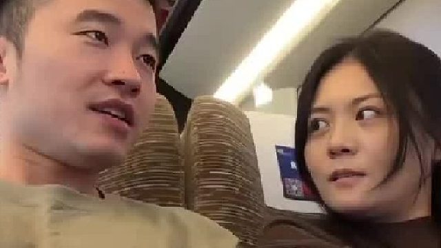 男子和妻子玩“看谁先说话”的游戏，没想到他居然直接睡着了！