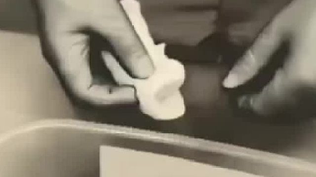 小哥展示大出血时和军医止血的方式对比