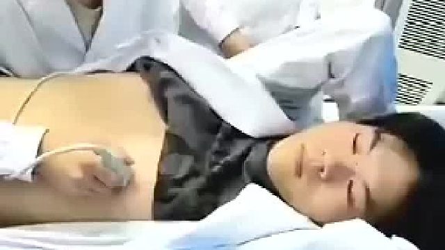 小伙配合医学检查测心率，女生一上手操作，平缓的心率就瞬间加快