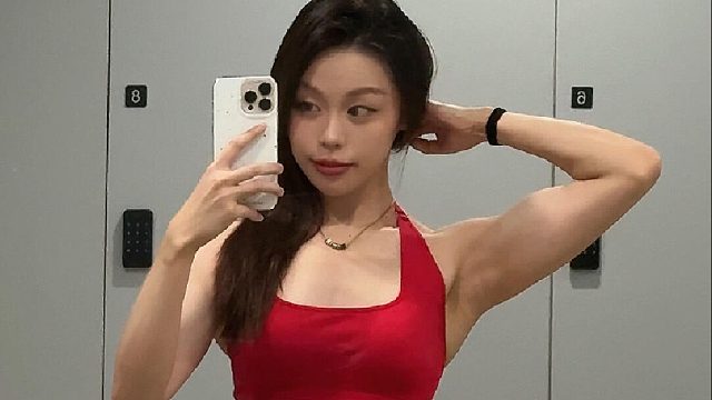 想到一句歌词：摇晃的红酒杯