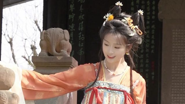 阶下花枝冷艳，堂前佛火微茫