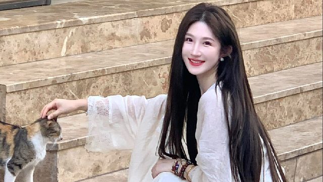 她无拘无束心自在，故而美丽又洒脱。