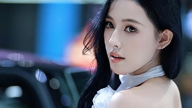 熙熙攘攘的车展中 一眼万年