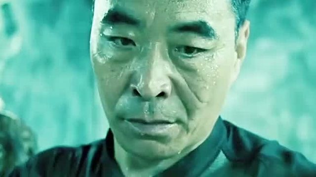 杀手刚要解决眼前的肥婆谁料肥婆竟当场被吓尿