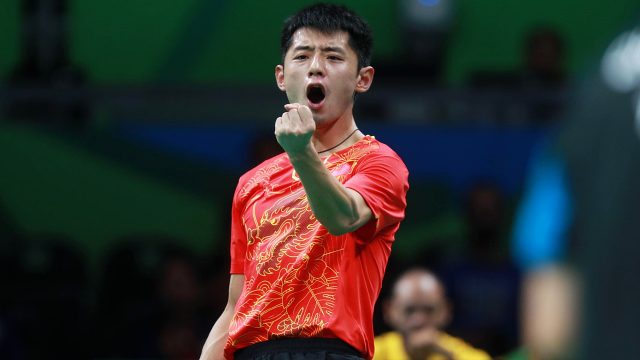 跨界高手！张继科最爱踢足球：插兜颠球 杂耍式用脚回球