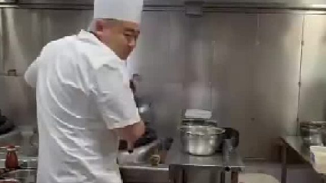 厨师起菜看见碗盘不对，气得直接把盘子敲碎！！！