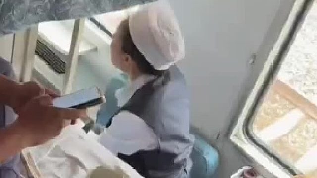 火车上的奇葩事，这家伙脾气是真好，难道是爱好这口？