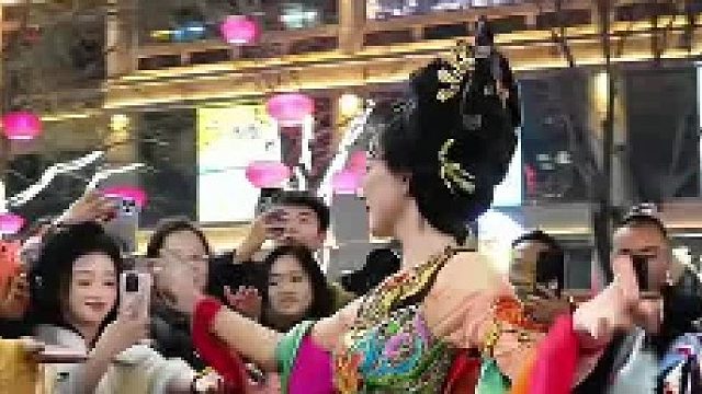 青石板上，环佩叮咚，敲响千年回音