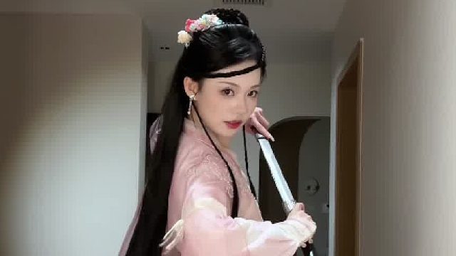 芙蓉园中步生莲，霓裳羽衣映流年