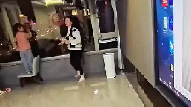 老婆：你哪来的钱买镯子？