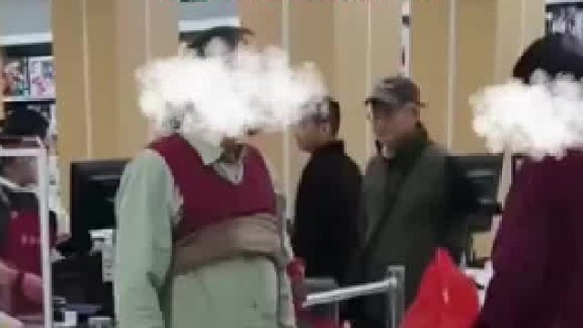 老人过超市门口时安检报警响了