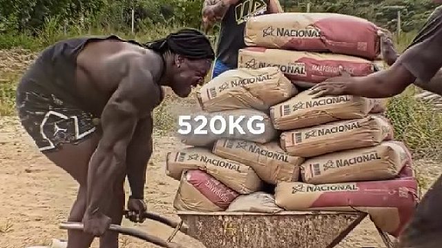 健身爱好者们正在挣扎，但这位男士只是微笑着