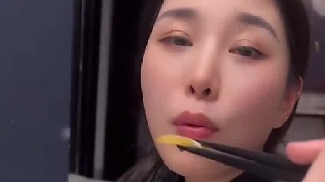 男子给媳妇夹菜，媳妇却不吃，于是转头就喂给媳妇闺蜜...