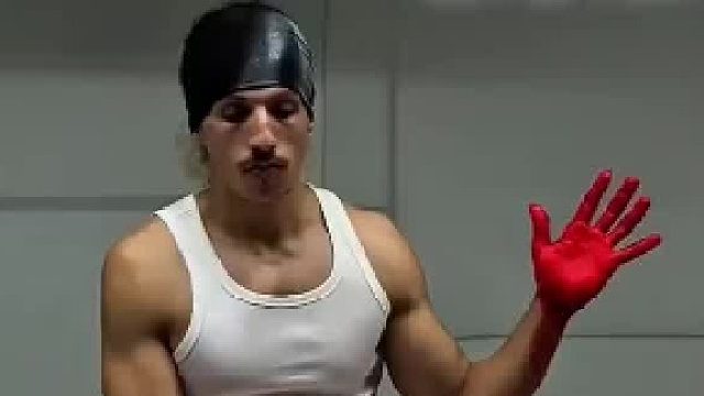 这位歌手的“红手”表演，真是人生中“最大”的一个错误？