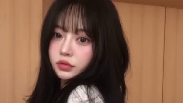 霓虹街头夜拍｜冷调光影下的她