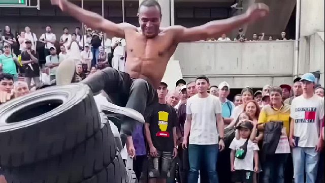 跳高挑战，只要站在轮胎上面不掉下，2百美刀的大奖就能抱回家