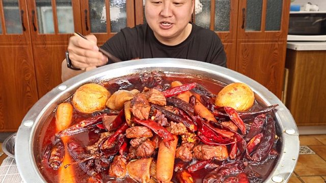 天冷了来一碗热气腾腾的牛肉板面吧，辣爽过瘾，大口吸面葱超满足